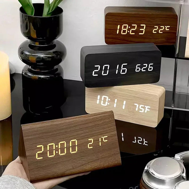 Digitale LED wekker met spraakbesturing en houtlook design voor een moderne slaapkamer.