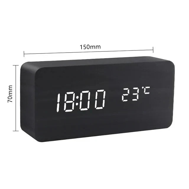 Elegante digitale wekker met LED display, spraakbesturing en warme houtlook afwerking.