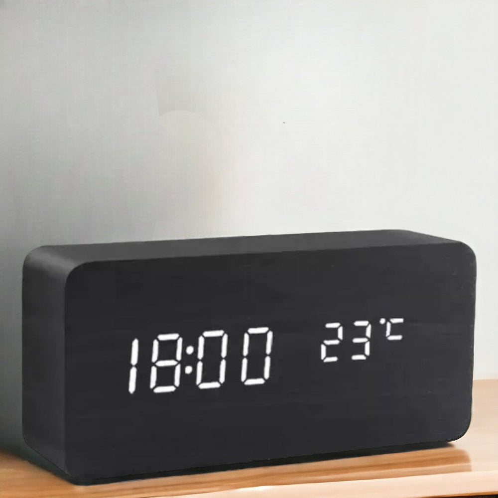 Stijlvolle houtlook wekker met helder LED display, temperatuurweergave & spraakbesturing.