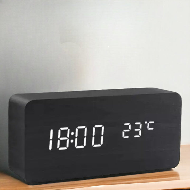 Stijlvolle houtlook wekker met helder LED display, temperatuurweergave & spraakbesturing.
