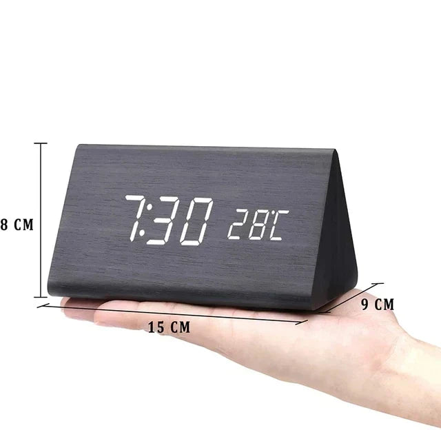 Slimme wekker met LED display, houtlook behuizing en spraakgestuurde functies.
