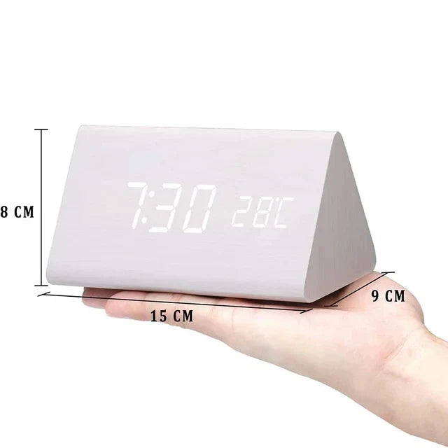 Tafelklok met houtlook, helder LED display en spraakbesturing, perfect voor slaapkamer.