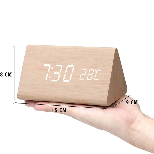 Huisdecoratie: Digitale wekker met LED display, spraakbesturing en stijlvolle houtlook.