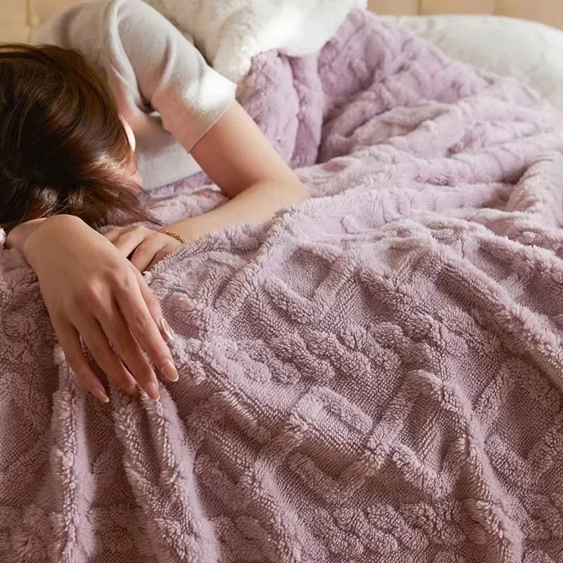 "Dikke winterdeken van lamswol op bed, warm en luxueus, met elegante beige kleur en zacht fleece detail"