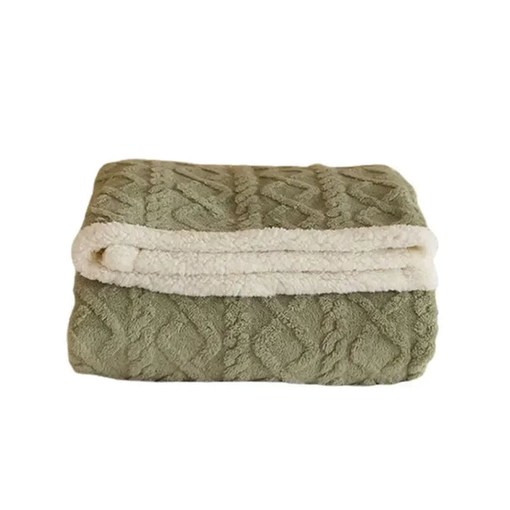 "Dikke winterdeken van lamswol op bed, warm en luxueus, met elegante beige kleur en zacht fleece detail"