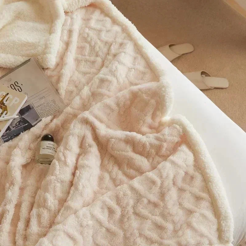 "Dikke winterdeken van lamswol op bed, warm en luxueus, met elegante beige kleur en zacht fleece detail"