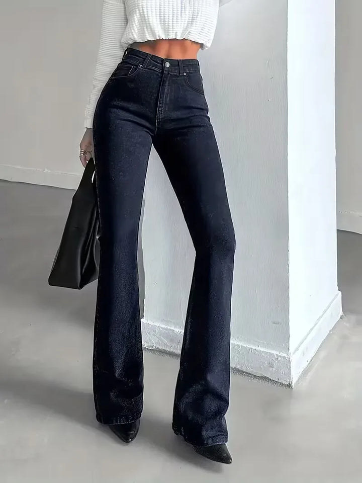 Wijde pijpen detail van stijlvolle donkerblauwe dames flared jeans, perfect voor een comfortabele zomer.