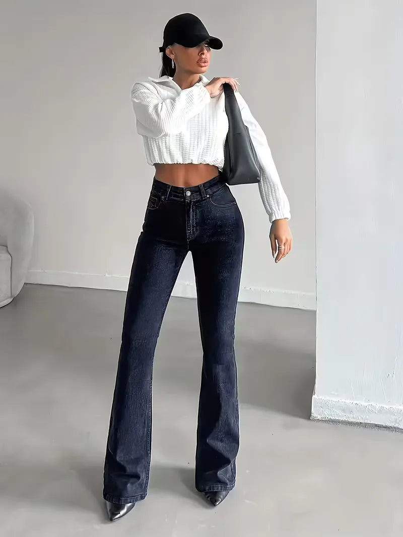 Achterkant van stijlvolle donkerblauwe dames flared jeans met hoge taille, wijde pijpen en flatterende pasvorm.