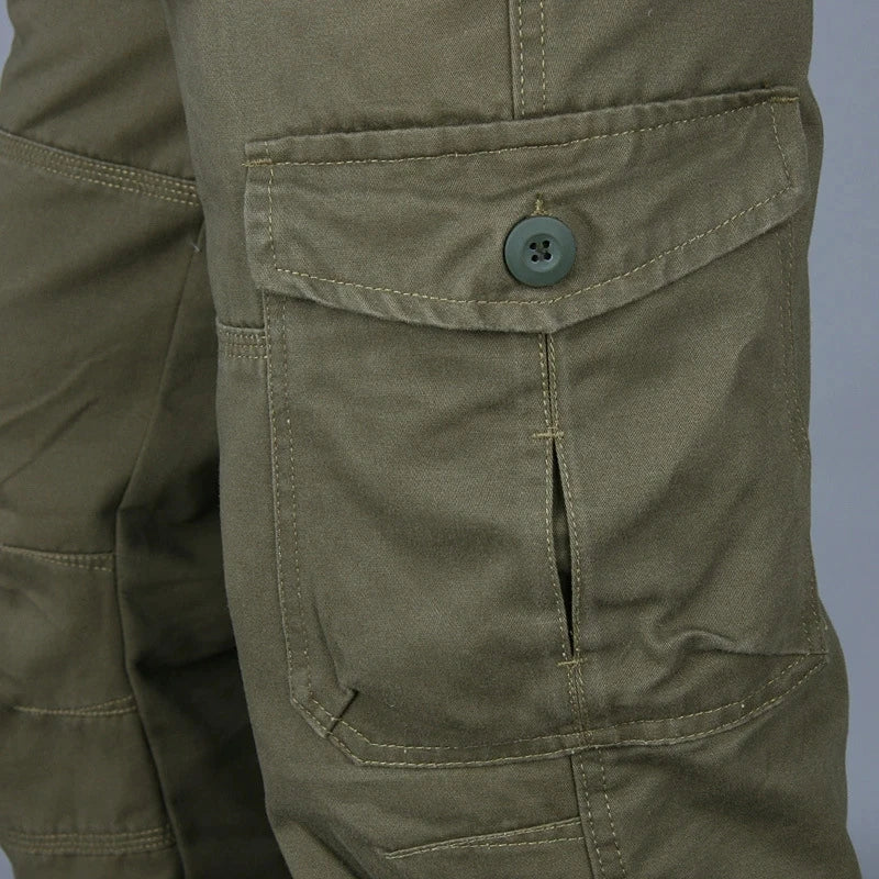 Khaki heren comfortbroek, lichtgewicht en ademend, met praktische zakken. Perfect voor een relaxte stijl.