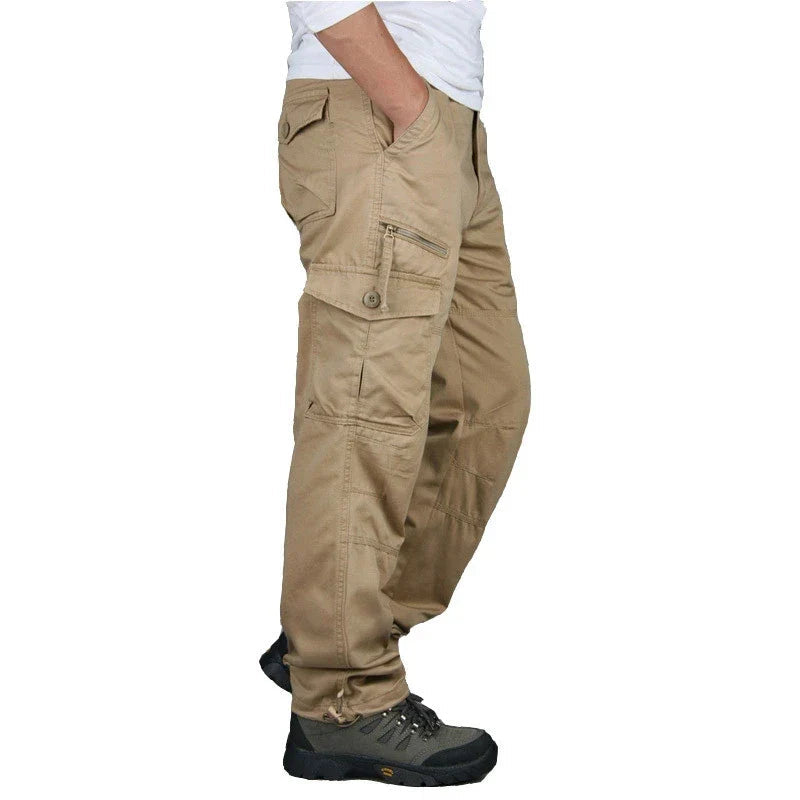 Zwarte herenbroek met relaxte pasvorm, veelzijdig en comfortabel. Essentiële casual kleding voor heren.