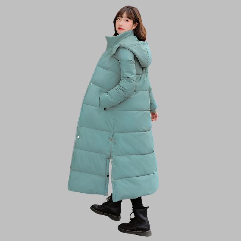 "Donkergroene gewatteerde damesparkajack met capuchon en zakken, ideale winterjas voor warmte en stijl."