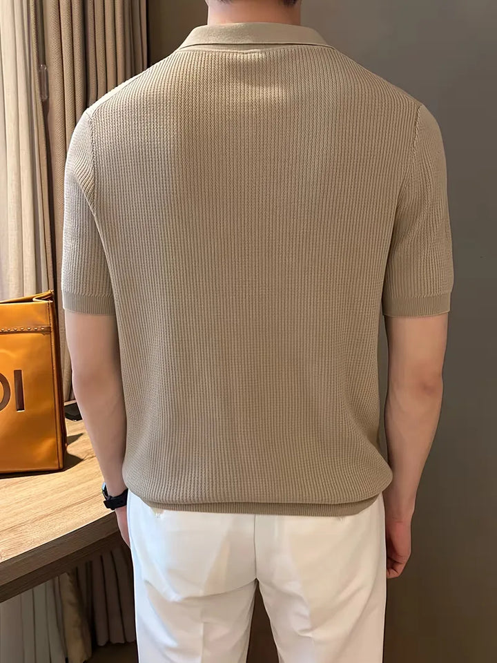 Gebreide heren polo, korte mouwen, V-hals, donkergroen, smart-casual stijl, comfortabele zomerkleding.