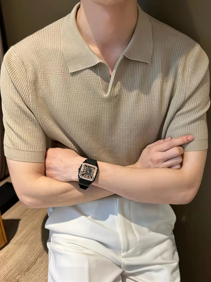 Trendy heren gebreide V-hals polo met korte mouwen, khaki kleur, smart-casual en veelzijdig.