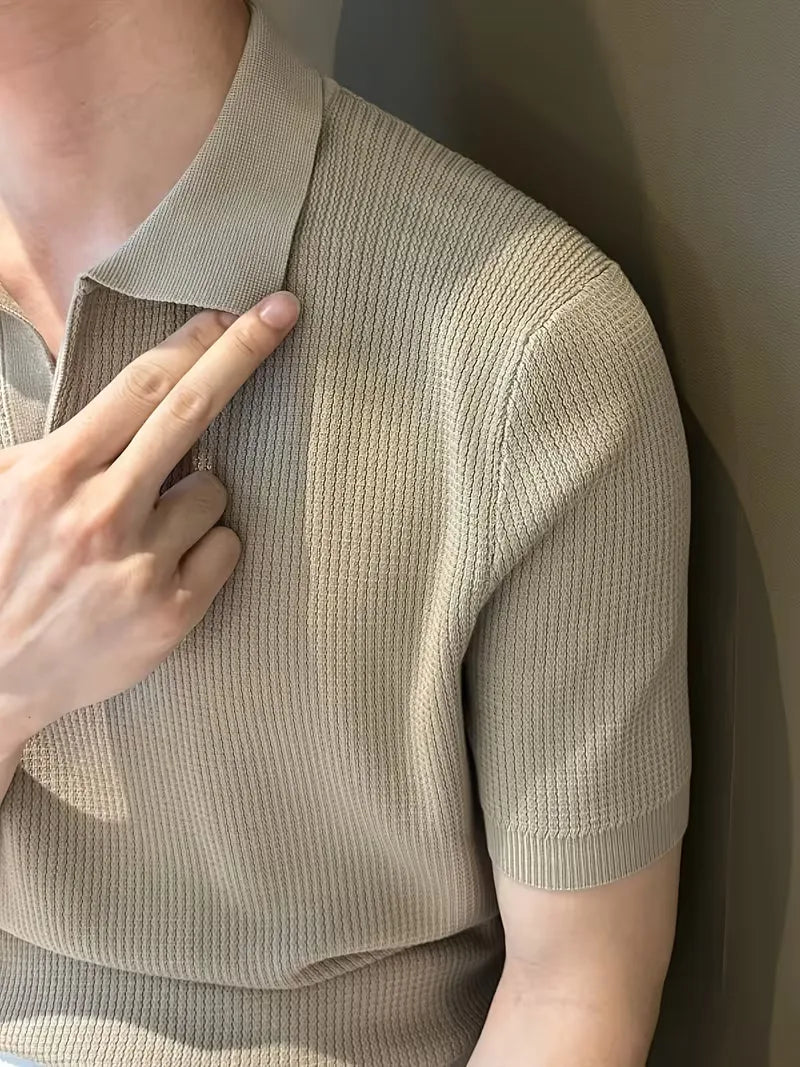 Donkergroene gebreide V-hals herenpolo, korte mouwen, smart-casual, ideaal voor warme dagen.