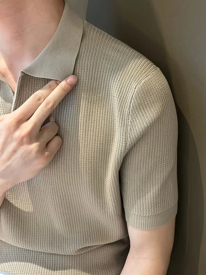 Donkergroene gebreide V-hals herenpolo, korte mouwen, smart-casual, ideaal voor warme dagen.
