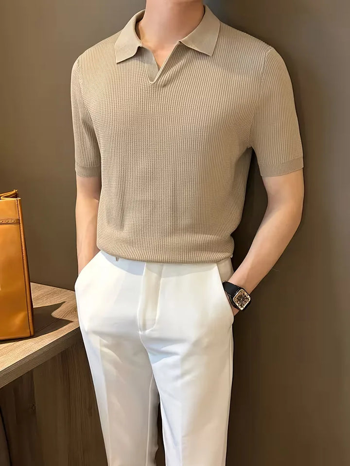 Khaki smart-casual heren polo, gebreid, V-hals, korte mouwen, regular fit, perfect voor zomerse gelegenheden.