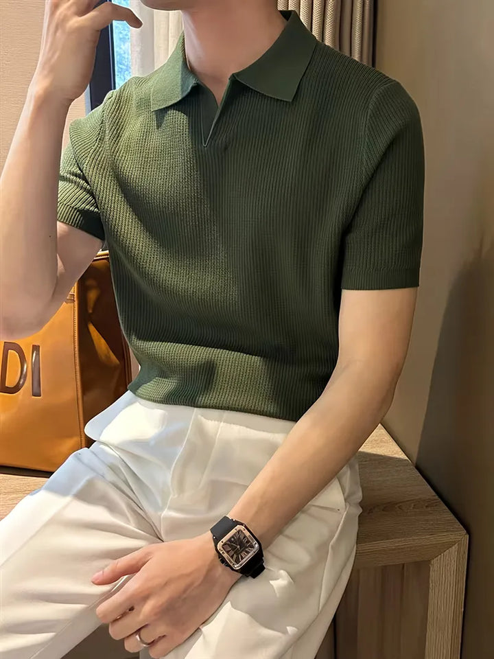 Khaki heren gebreide V-hals polo, korte mouwen, perfect voor zomerse smart-casual looks.