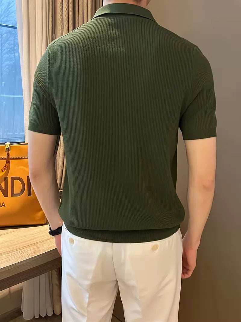 Stijlvolle heren gebreide polo met V-hals en korte mouwen, ideaal voor een smart-casual zomerlook.