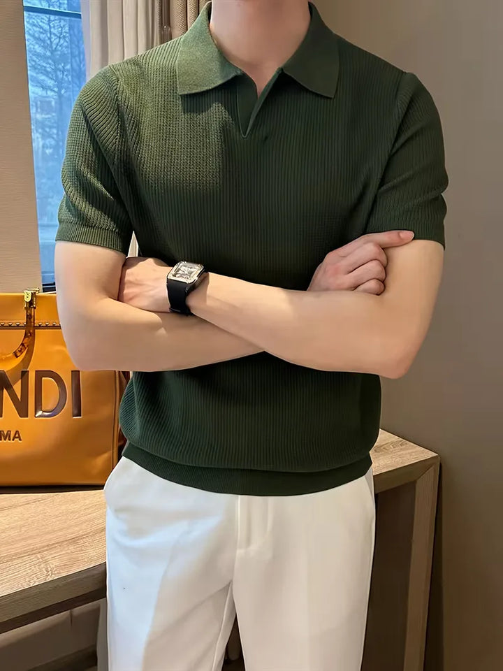 Heren smart-casual polo met korte mouwen, gebreide stof, V-hals, donkergroen, ideaal voor de zomer.