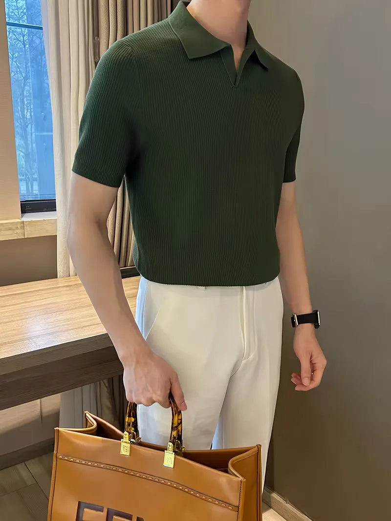 Khaki heren polo, V-hals, gebreid, korte mouwen, regular fit, essentieel voor smart-casual outfits.