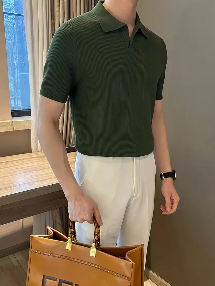 Khaki heren polo, V-hals, gebreid, korte mouwen, regular fit, essentieel voor smart-casual outfits.