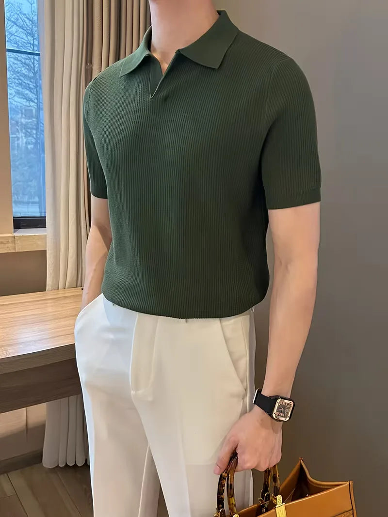 Donkergroene gebreide heren polo, V-hals, korte mouwen, comfortabele regular fit, smart-casual.