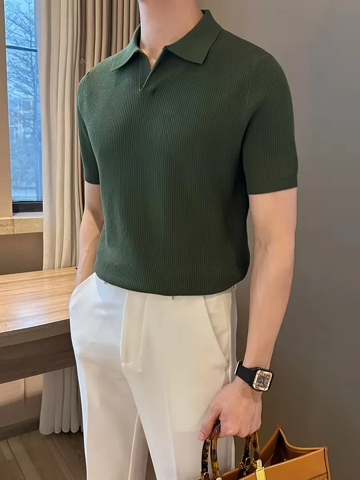 Donkergroene gebreide heren polo, V-hals, korte mouwen, comfortabele regular fit, smart-casual.