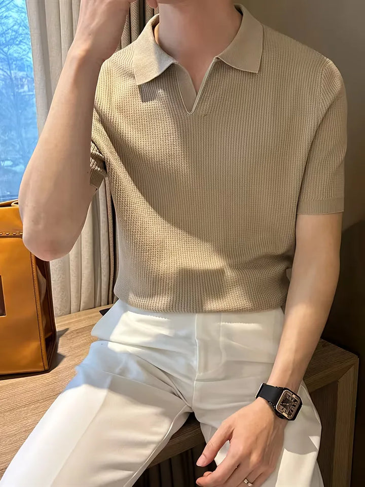 Zomerse heren gebreide V-hals polo met korte mouwen in khaki, smart-casual en ademend.