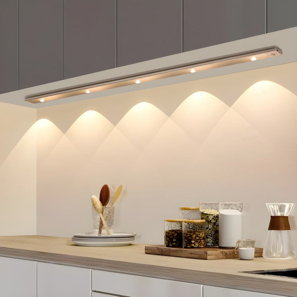 Compact draadloos LED lampje met bewegingssensor, ideaal voor kasten, gangen en donkere hoekjes.