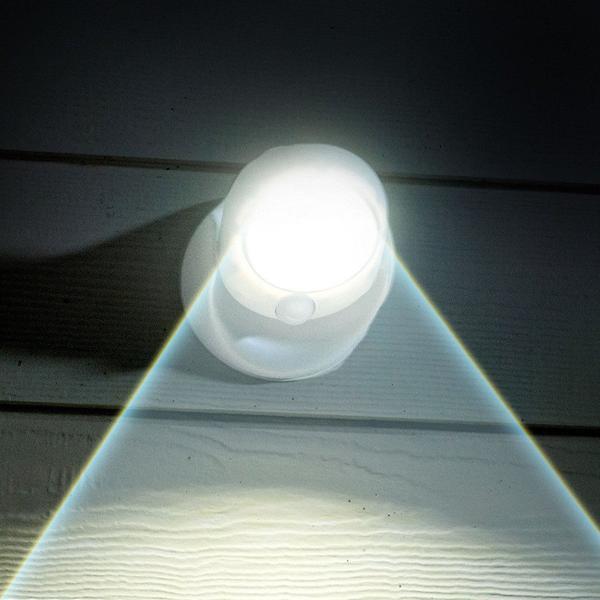 Schuine weergave van draadloze LED bewegingssensor lamp, 450 lumen, gemonteerd op muur