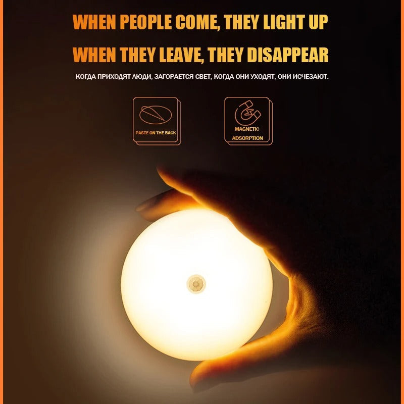 Twee compacte draadloze LED lampen met bewegingssensor voor eenvoudige installatie in huis.