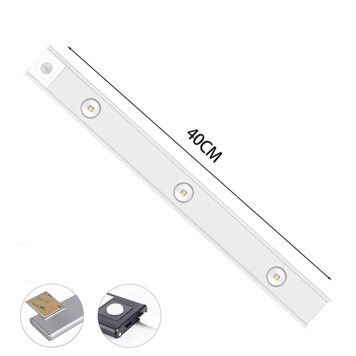 Draadloze LED wandlamp verlicht een gang, met bewegingssensor voor gemak en veiligheid