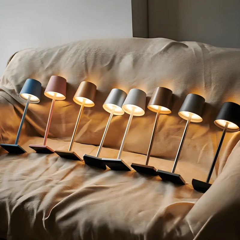 Draadloze oplaadbare LED tafellamp, elegant Scandinavisch design, geschikt voor binnen en buiten, duurzaam aluminium.