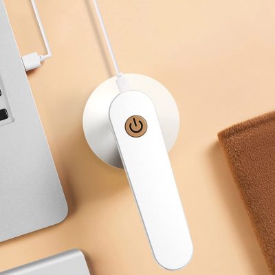 "Draadloze pluizenverwijderaar voor kleding, kleurrijk en compact ontwerp, effectief op diverse stoffen zonder schade."