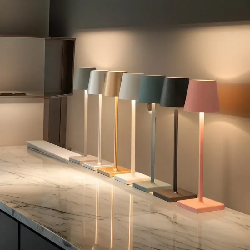 "Draadloze tafellamp met Scandinavisch design, compact en draagbaar, instelbare LED helderheid voor sfeervol licht."