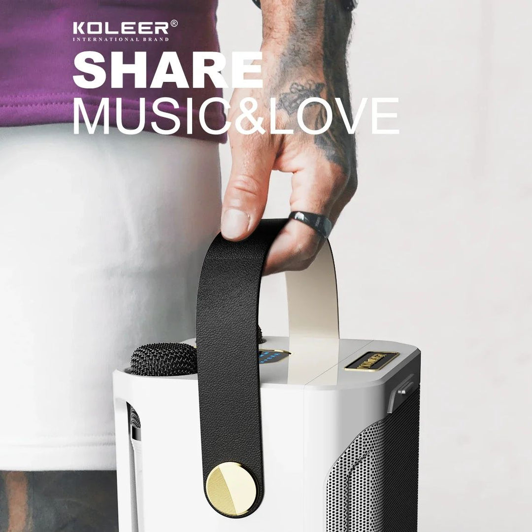 Compacte draagbare karaokespeaker met handvat en twee draadloze microfoons, perfect voor onderweg en buiten.