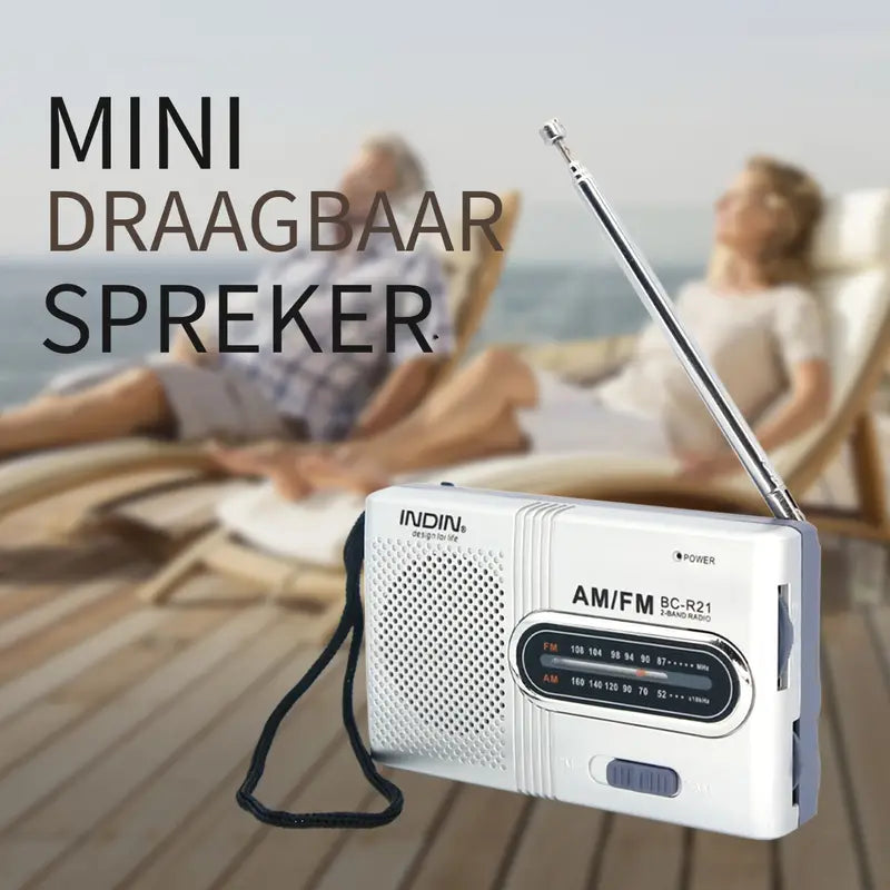 "Draagbare compacte AM/FM radio met stereoluidsprekers, telescopische antenne en eenvoudige bedieningsknoppen, zwart ontwerp.