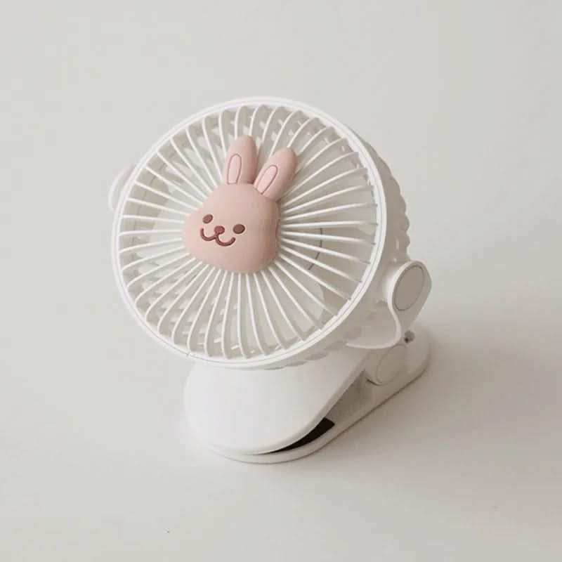 Compacte oplaadbare bureauventilator met clip op een bureau, ideaal voor persoonlijke koeling tijdens werk of studie.