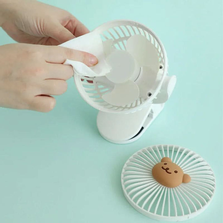 Draagbare ventilator met USB-oplaadkabel en clip, wit, toont flexibiliteit voor langdurig gebruik zonder stopcontact.