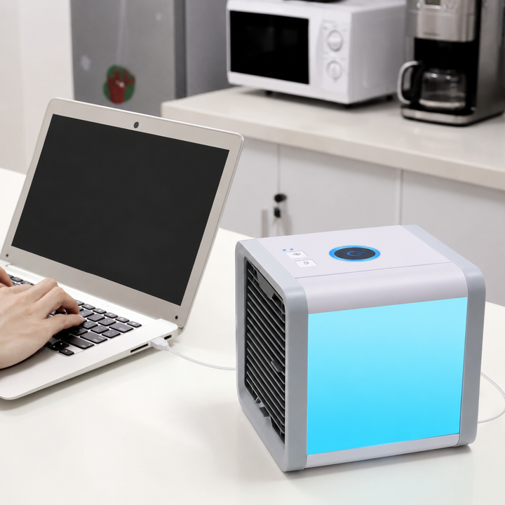Compacte desktop luchtkoeler met instelbare LED-verlichting en 500 ml watertank voor frisse, gefilterde lucht.