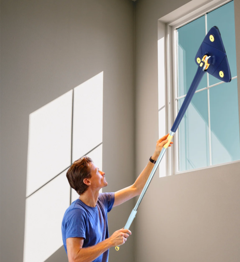 Persoon die de draaiende vloermop gebruikt op een houten vloer, benadrukt gebruiksgemak en bereik.