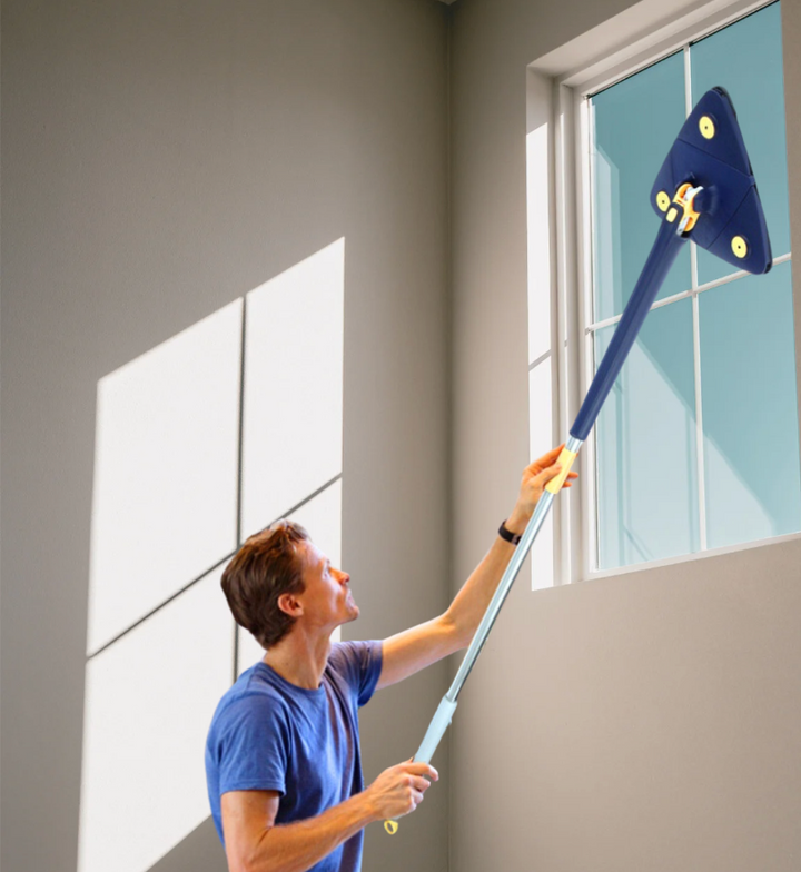Persoon die de draaiende vloermop gebruikt op een houten vloer, benadrukt gebruiksgemak en bereik.