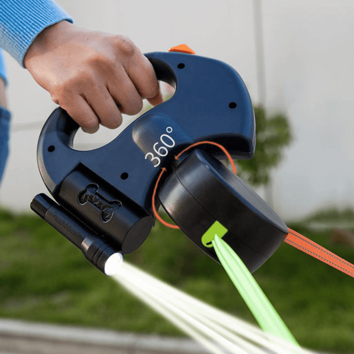 Duurzame dubbele hondenriem met 360° draaibaar anti-knoop mechanisme en handige zaklamp voor uw honden.