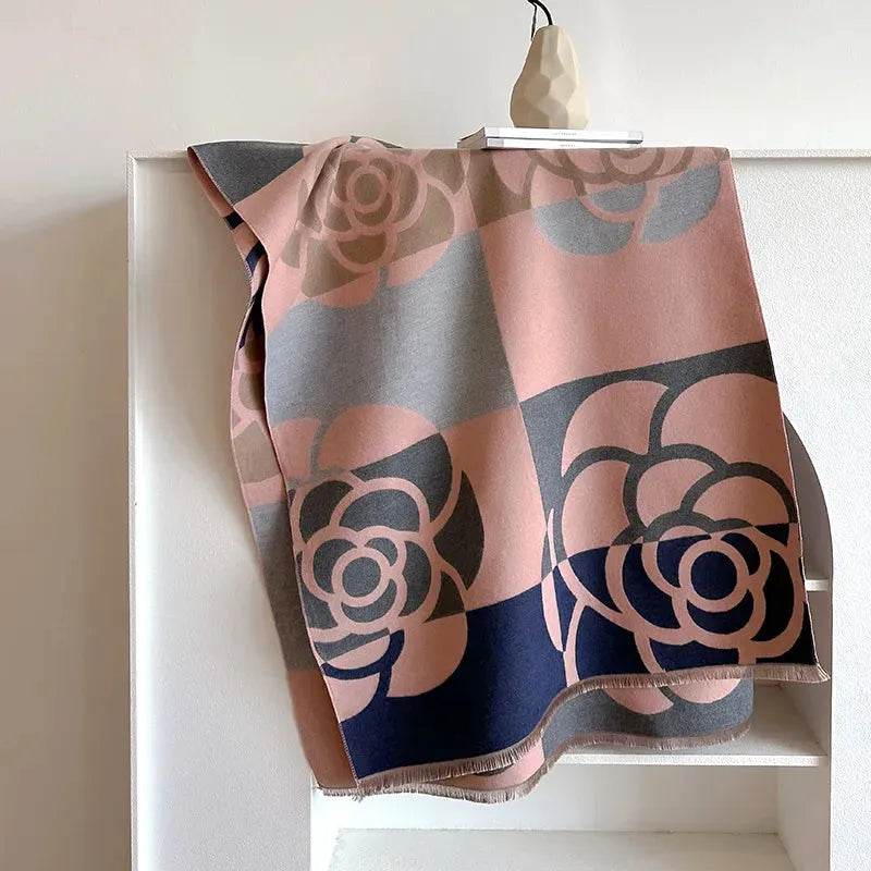 Modebewuste dame draagt een warme, dubbelzijdige kasjmier sjaal, perfect voor een winterlook.