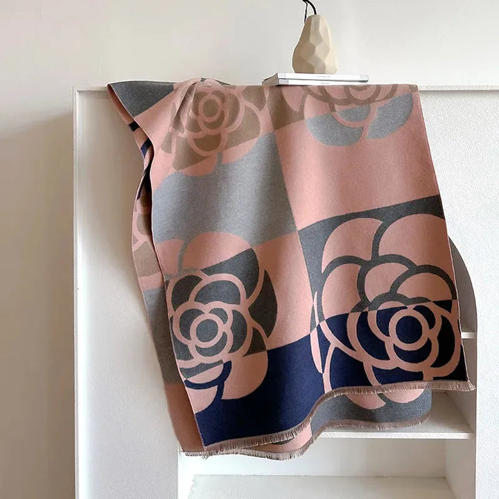 Modebewuste dame draagt een warme, dubbelzijdige kasjmier sjaal, perfect voor een winterlook.