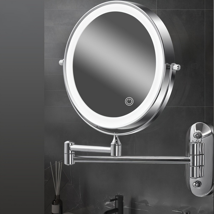 "Dubbelzijdige make-up spiegel met LED-verlichting en vergrootlens, chromen frame, stijlvol en functioneel, wandmontage."