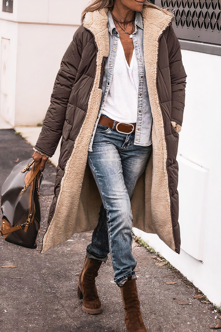 "Dubbelzijdige winddichte parka voor dames, frontaal. Modieuze, warme winterjas met teddyvoering voor stijl en comfort."