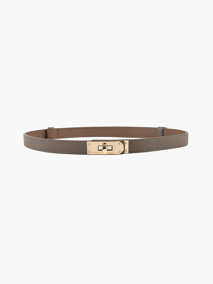 "Dunne verstelbare leren damesriem met goudkleurige details, luxe uitstraling, geschikt voor diverse outfits."