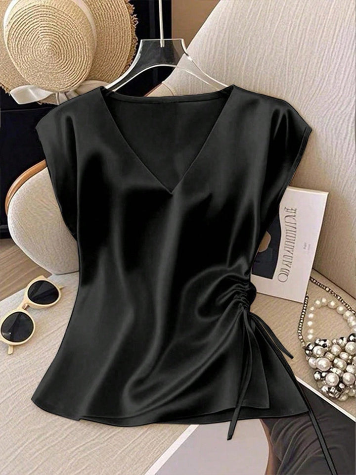 Modieuze dames top met vloeiend silhouet en diepe V-hals, mouwloos, perfect voor een elegante zomerse look.