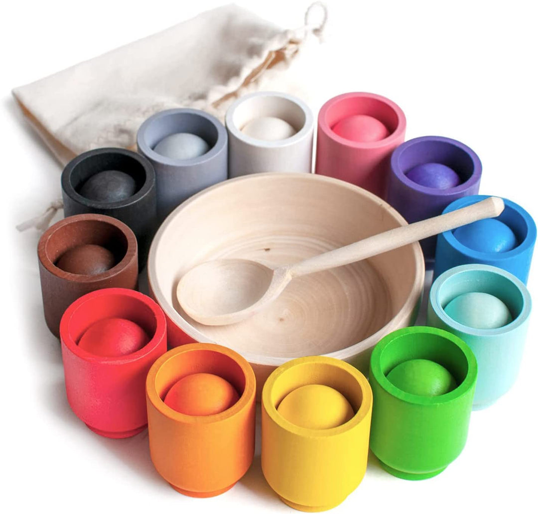 Educatief houten kleuren sorteerspel voor kinderen met kleurrijke ballen en lepel, stimuleert zintuiglijke ontwikkeling.